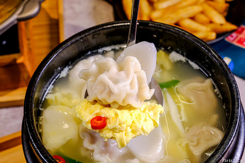 暖心暖胃年糕餃子鍋，親水河畔韓式料理聚餐大口吃豬五花包爽脆生菜，還有滿滿牽絲起司炸雞！