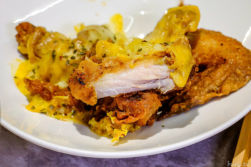 暖心暖胃年糕餃子鍋，親水河畔韓式料理聚餐大口吃豬五花包爽脆生菜，還有滿滿牽絲起司炸雞！