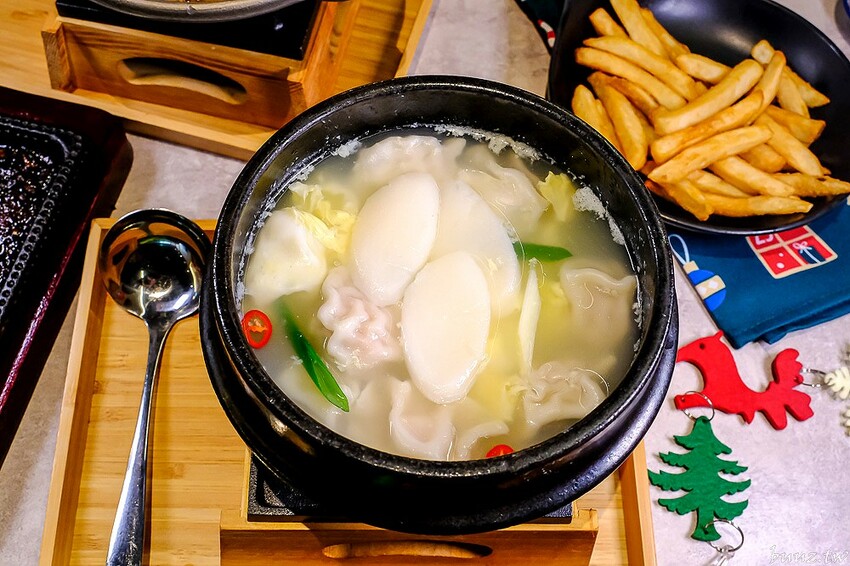 暖心暖胃年糕餃子鍋，親水河畔韓式料理聚餐大口吃豬五花包爽脆生菜，還有滿滿牽絲起司炸雞！