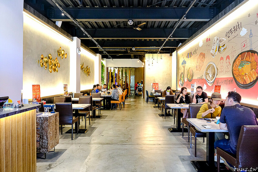 暖心暖胃年糕餃子鍋，親水河畔韓式料理聚餐大口吃豬五花包爽脆生菜，還有滿滿牽絲起司炸雞！