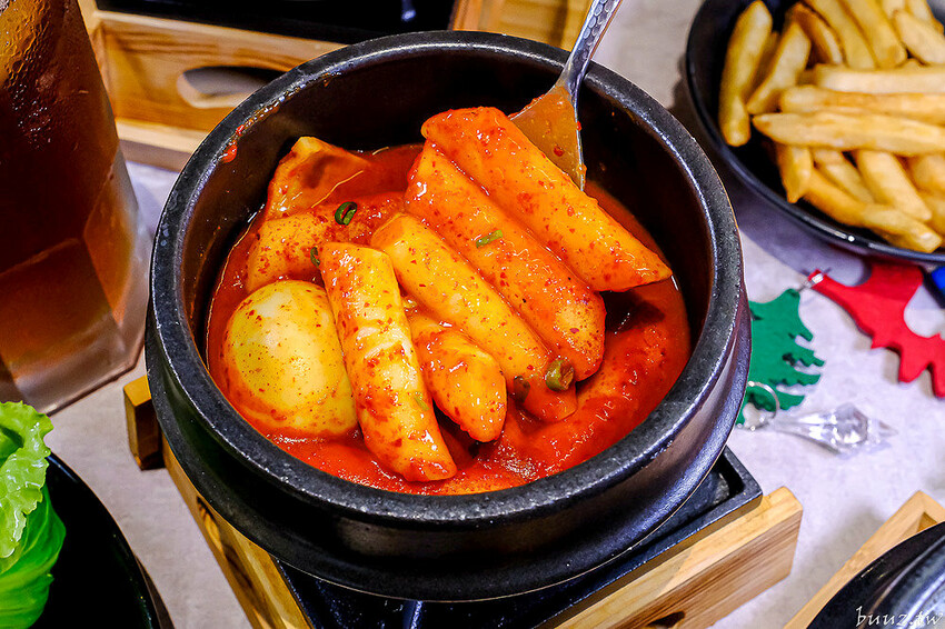 暖心暖胃年糕餃子鍋，親水河畔韓式料理聚餐大口吃豬五花包爽脆生菜，還有滿滿牽絲起司炸雞！