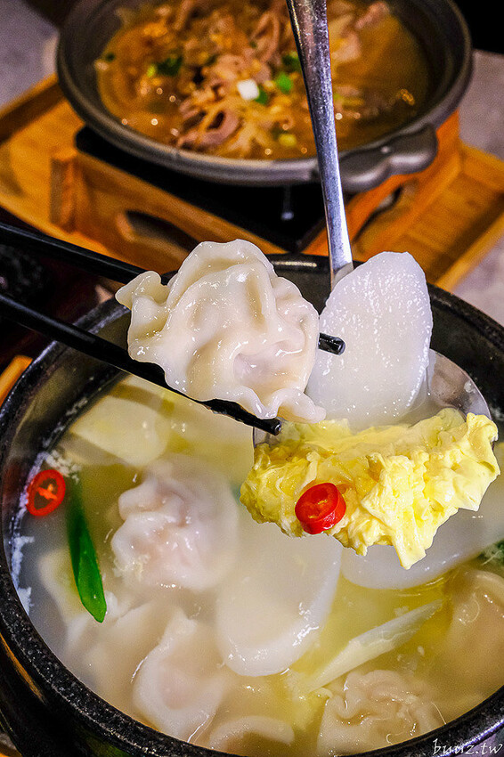 暖心暖胃年糕餃子鍋，親水河畔韓式料理聚餐大口吃豬五花包爽脆生菜，還有滿滿牽絲起司炸雞！