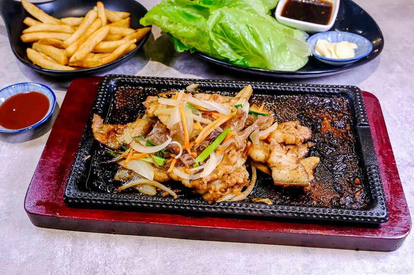 暖心暖胃年糕餃子鍋，親水河畔韓式料理聚餐大口吃豬五花包爽脆生菜，還有滿滿牽絲起司炸雞！