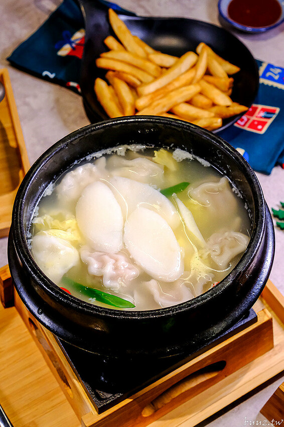 暖心暖胃年糕餃子鍋，親水河畔韓式料理聚餐大口吃豬五花包爽脆生菜，還有滿滿牽絲起司炸雞！