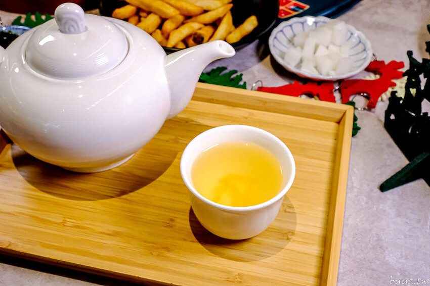 暖心暖胃年糕餃子鍋，親水河畔韓式料理聚餐大口吃豬五花包爽脆生菜，還有滿滿牽絲起司炸雞！