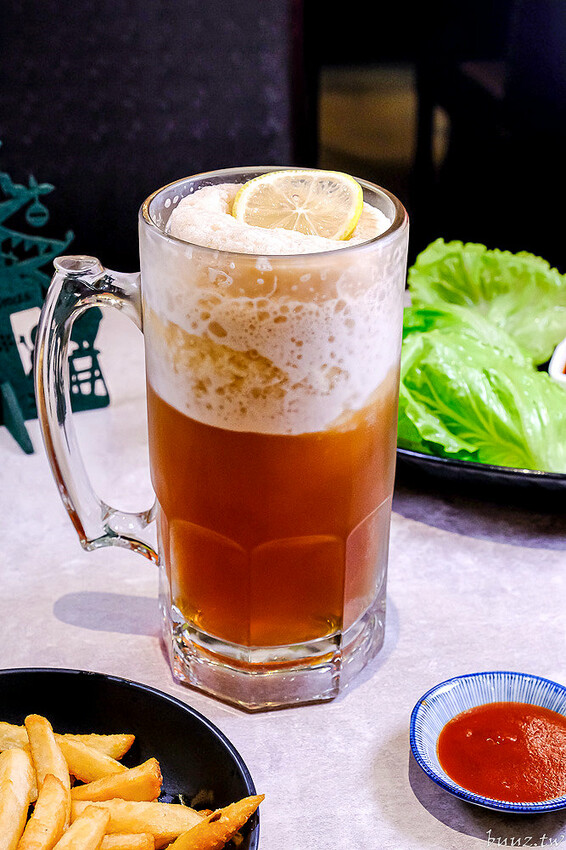 暖心暖胃年糕餃子鍋，親水河畔韓式料理聚餐大口吃豬五花包爽脆生菜，還有滿滿牽絲起司炸雞！