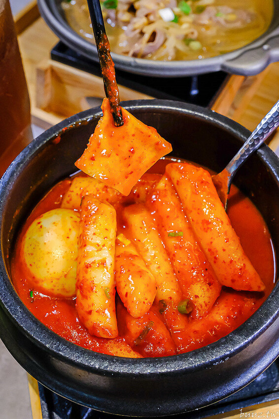暖心暖胃年糕餃子鍋，親水河畔韓式料理聚餐大口吃豬五花包爽脆生菜，還有滿滿牽絲起司炸雞！