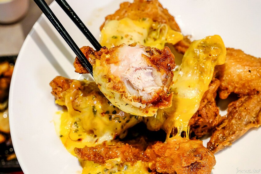 暖心暖胃年糕餃子鍋，親水河畔韓式料理聚餐大口吃豬五花包爽脆生菜，還有滿滿牽絲起司炸雞！