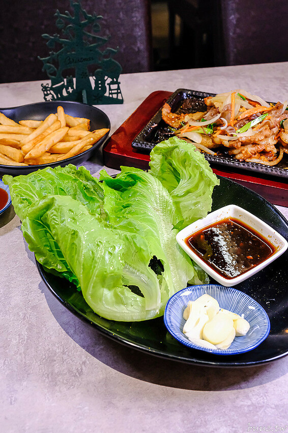 暖心暖胃年糕餃子鍋，親水河畔韓式料理聚餐大口吃豬五花包爽脆生菜，還有滿滿牽絲起司炸雞！
