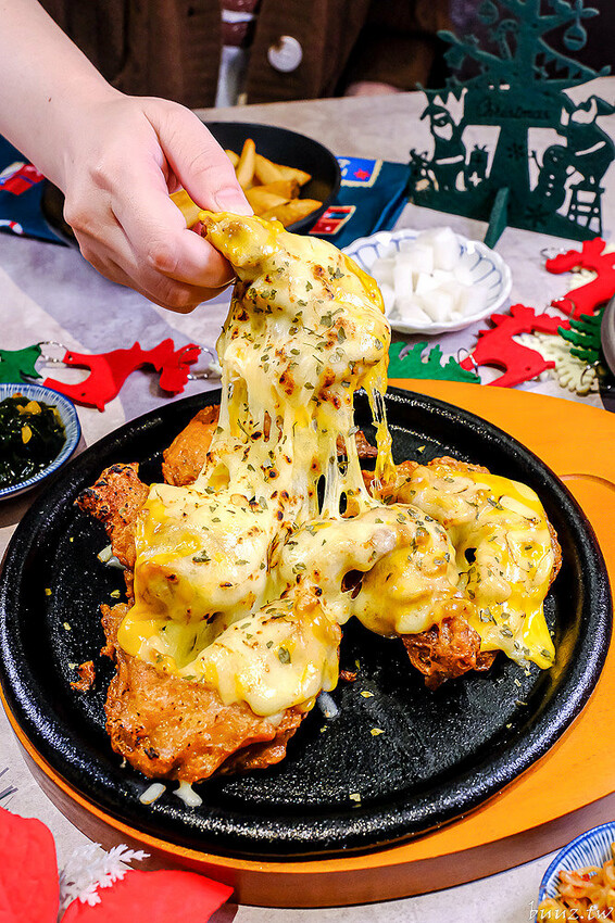 暖心暖胃年糕餃子鍋，親水河畔韓式料理聚餐大口吃豬五花包爽脆生菜，還有滿滿牽絲起司炸雞！