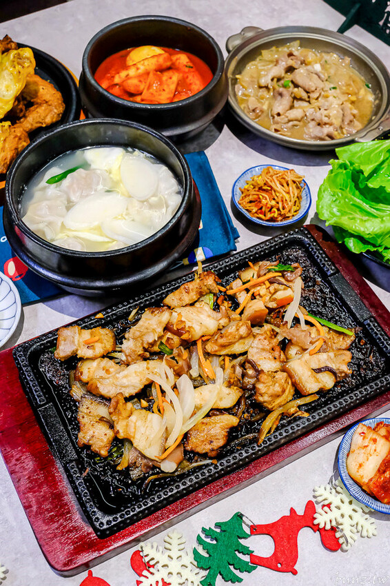 暖心暖胃年糕餃子鍋，親水河畔韓式料理聚餐大口吃豬五花包爽脆生菜，還有滿滿牽絲起司炸雞！