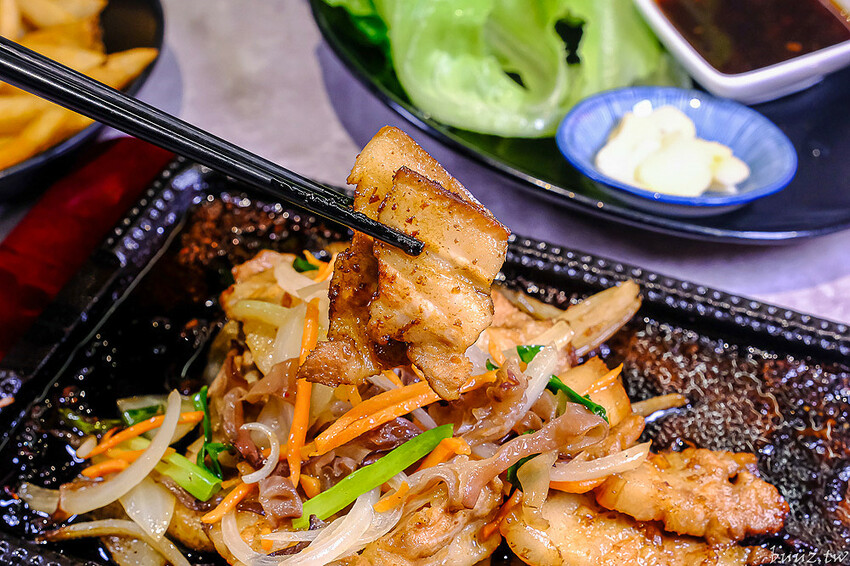 暖心暖胃年糕餃子鍋，親水河畔韓式料理聚餐大口吃豬五花包爽脆生菜，還有滿滿牽絲起司炸雞！