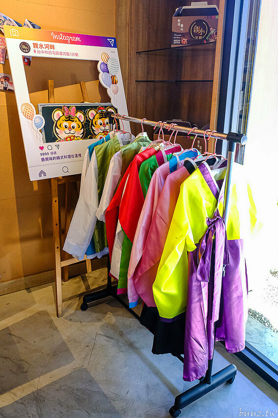 暖心暖胃年糕餃子鍋，親水河畔韓式料理聚餐大口吃豬五花包爽脆生菜，還有滿滿牽絲起司炸雞！