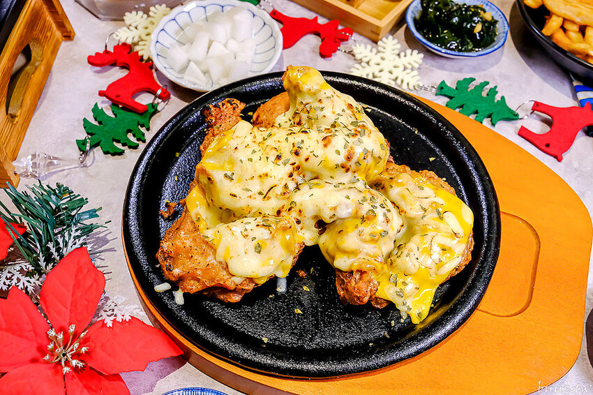 暖心暖胃年糕餃子鍋，親水河畔韓式料理聚餐大口吃豬五花包爽脆生菜，還有滿滿牽絲起司炸雞！