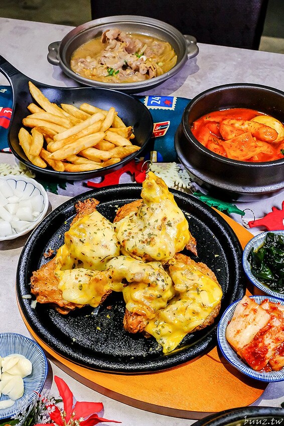 暖心暖胃年糕餃子鍋，親水河畔韓式料理聚餐大口吃豬五花包爽脆生菜，還有滿滿牽絲起司炸雞！