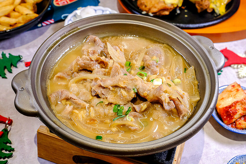 暖心暖胃年糕餃子鍋，親水河畔韓式料理聚餐大口吃豬五花包爽脆生菜，還有滿滿牽絲起司炸雞！
