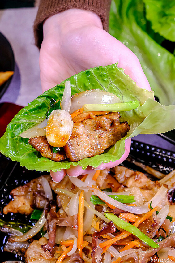 暖心暖胃年糕餃子鍋，親水河畔韓式料理聚餐大口吃豬五花包爽脆生菜，還有滿滿牽絲起司炸雞！