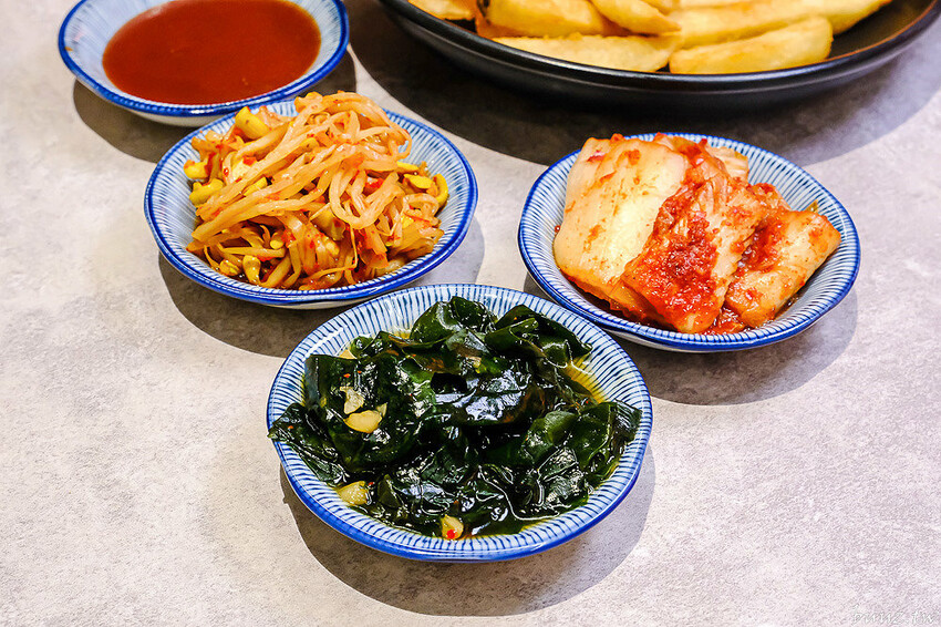 暖心暖胃年糕餃子鍋，親水河畔韓式料理聚餐大口吃豬五花包爽脆生菜，還有滿滿牽絲起司炸雞！