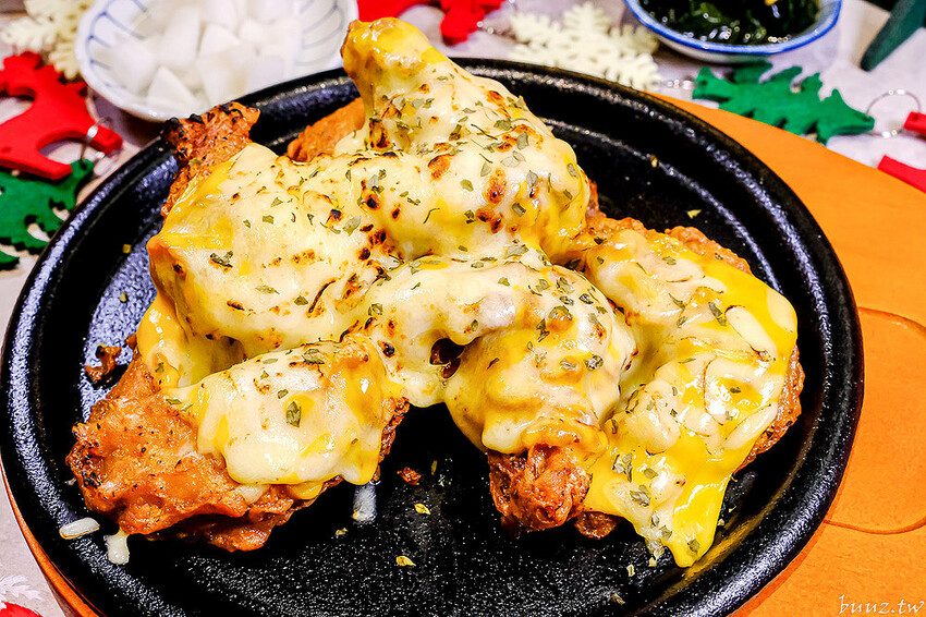 暖心暖胃年糕餃子鍋，親水河畔韓式料理聚餐大口吃豬五花包爽脆生菜，還有滿滿牽絲起司炸雞！