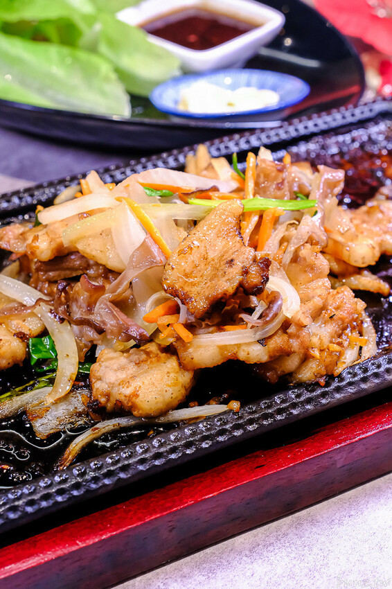 暖心暖胃年糕餃子鍋，親水河畔韓式料理聚餐大口吃豬五花包爽脆生菜，還有滿滿牽絲起司炸雞！