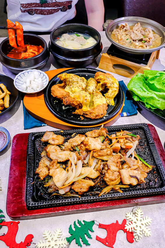 暖心暖胃年糕餃子鍋，親水河畔韓式料理聚餐大口吃豬五花包爽脆生菜，還有滿滿牽絲起司炸雞！