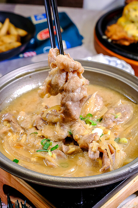 暖心暖胃年糕餃子鍋，親水河畔韓式料理聚餐大口吃豬五花包爽脆生菜，還有滿滿牽絲起司炸雞！