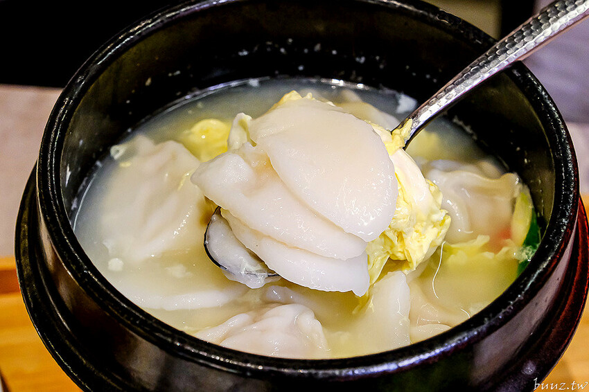 暖心暖胃年糕餃子鍋，親水河畔韓式料理聚餐大口吃豬五花包爽脆生菜，還有滿滿牽絲起司炸雞！