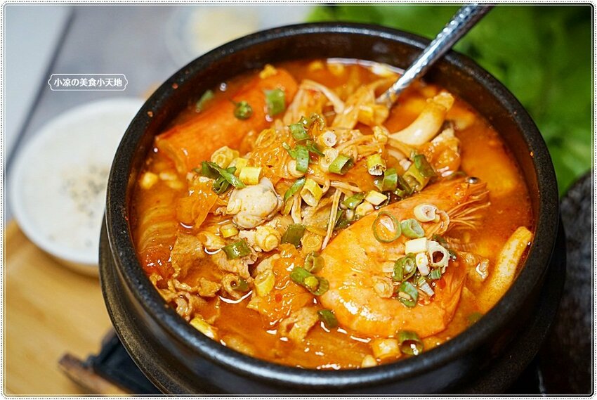 韓劇主角都在吃！台中少見韓式豬腳，道地韓風美味，便當只要$90還附湯飲料！(中場無休息)