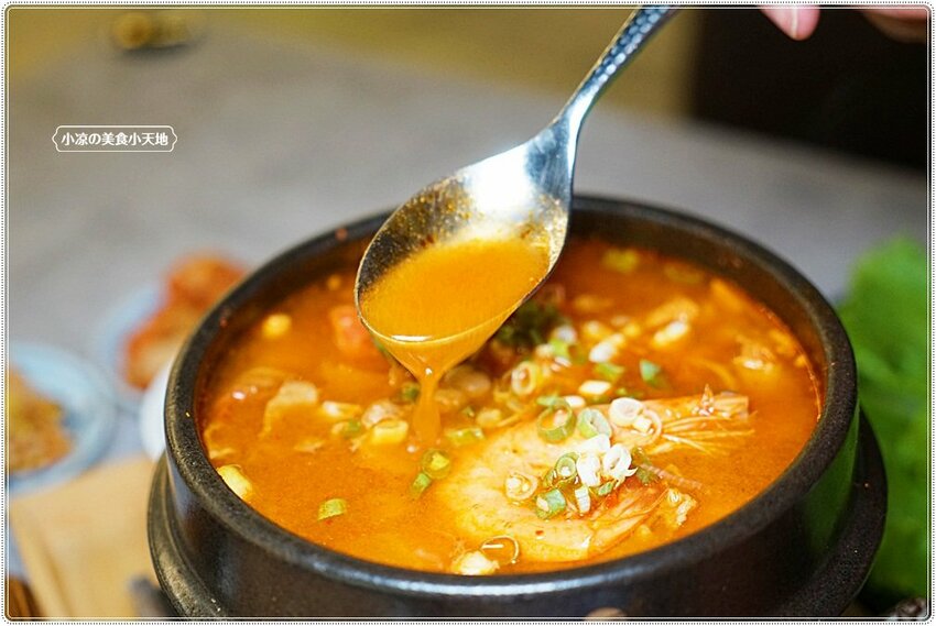 韓劇主角都在吃！台中少見韓式豬腳，道地韓風美味，便當只要$90還附湯飲料！(中場無休息)