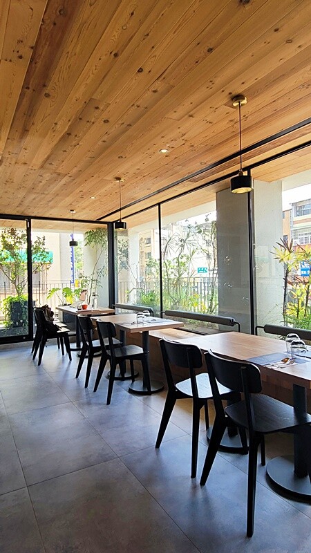 台中人氣老宅咖啡館，招牌法式舒芙蕾必點，還有早午餐、義大利麵、燉飯也很推！不限時、無服務費更優～