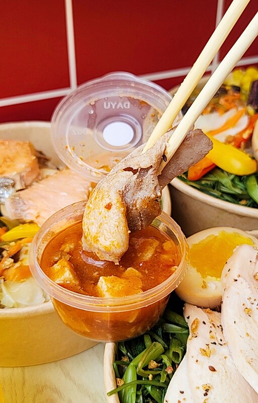 眾愛輕享食餐盒專賣｜淋醬創意餐盒，少鹽少油低卡飲食也能吃得很澎湃，超推霜花牛板腱、北海道鮭魚，美味健康兼具的健康餐盒專賣。