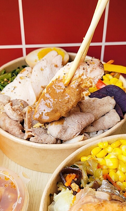 眾愛輕享食餐盒專賣｜淋醬創意餐盒，少鹽少油低卡飲食也能吃得很澎湃，超推霜花牛板腱、北海道鮭魚，美味健康兼具的健康餐盒專賣。