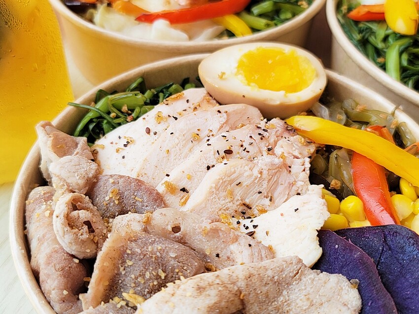 眾愛輕享食餐盒專賣｜淋醬創意餐盒，少鹽少油低卡飲食也能吃得很澎湃，超推霜花牛板腱、北海道鮭魚，美味健康兼具的健康餐盒專賣。