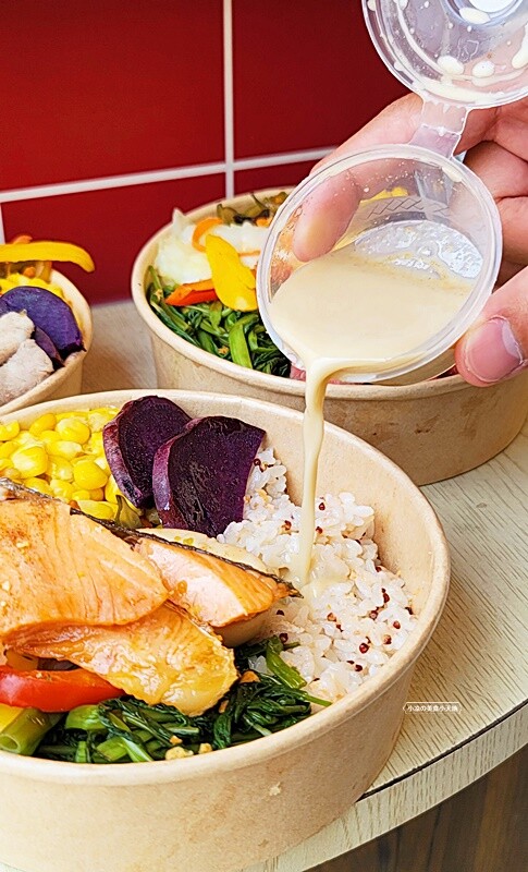 眾愛輕享食餐盒專賣｜淋醬創意餐盒，少鹽少油低卡飲食也能吃得很澎湃，超推霜花牛板腱、北海道鮭魚，美味健康兼具的健康餐盒專賣。