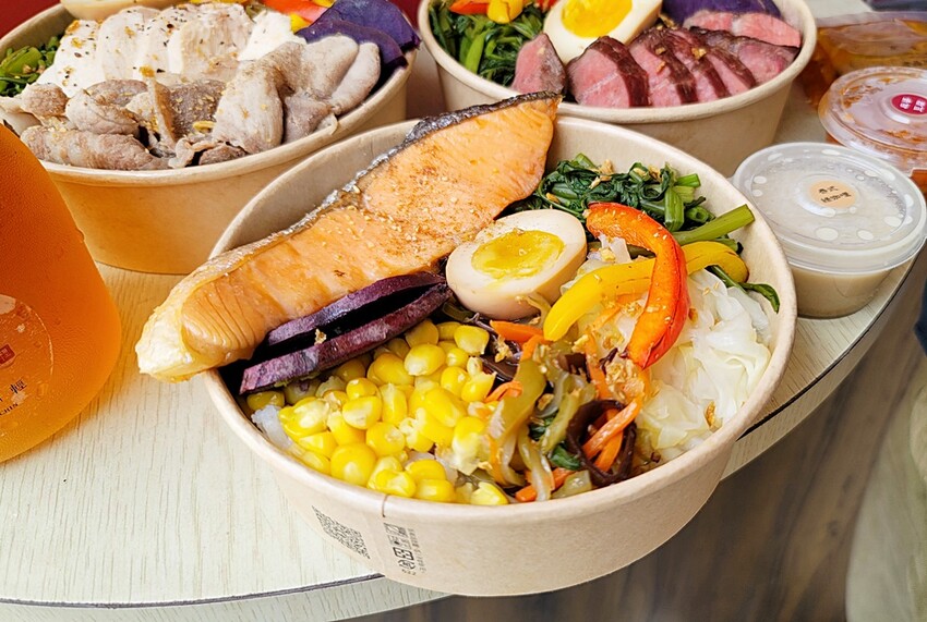 眾愛輕享食餐盒專賣｜淋醬創意餐盒，少鹽少油低卡飲食也能吃得很澎湃，超推霜花牛板腱、北海道鮭魚，美味健康兼具的健康餐盒專賣。