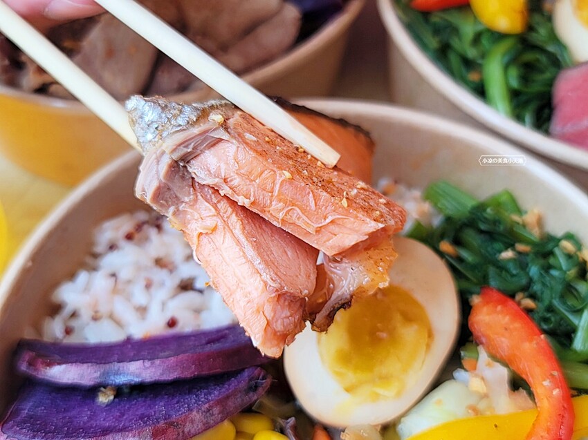 眾愛輕享食餐盒專賣｜淋醬創意餐盒，少鹽少油低卡飲食也能吃得很澎湃，超推霜花牛板腱、北海道鮭魚，美味健康兼具的健康餐盒專賣。