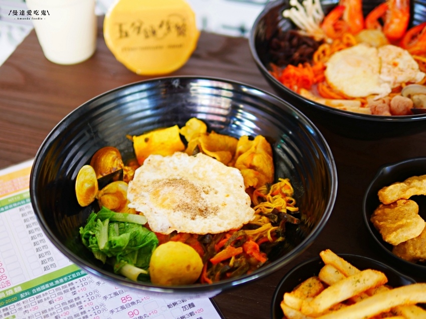 芋泥尬飯糰迸出新滋味『五分鐘找餐台南民生店』澎湃川味辣妹鍋燒意麵吃起來！台南美食｜台南中西區｜外帶美食 - 曼達愛吃鬼