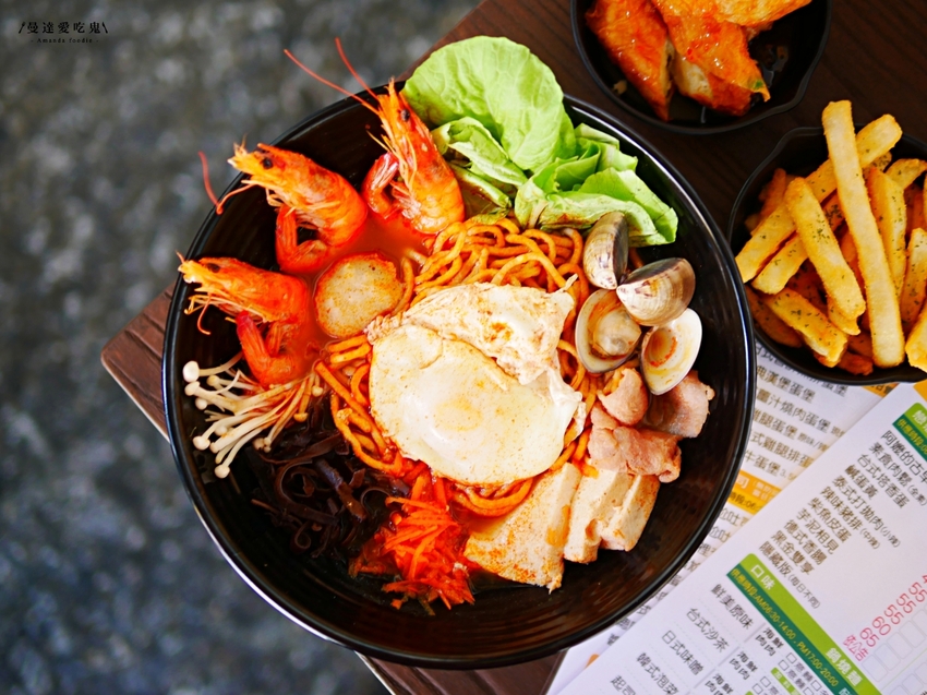 芋泥尬飯糰迸出新滋味『五分鐘找餐台南民生店』澎湃川味辣妹鍋燒意麵吃起來！台南美食｜台南中西區｜外帶美食 - 曼達愛吃鬼