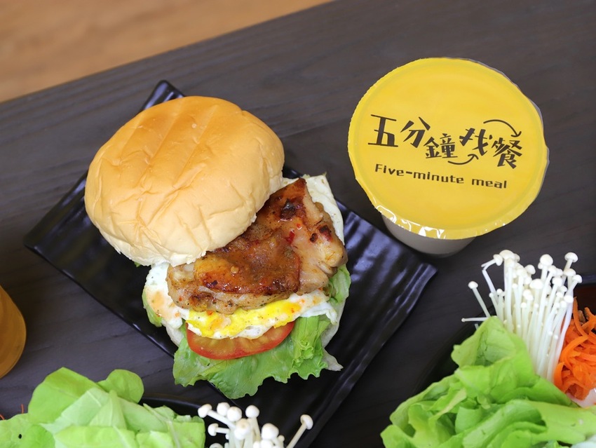 五分鐘找餐台南民生店：讓你從早吃到晚的經典早餐/包著整顆皮蛋的黑金飯糰.神奇滋味挖尬意/料多味美的澎湃鍋燒意麵.早餐晚餐都吃的到/台南必吃早餐推薦/uber eats.food panda外送合作店家