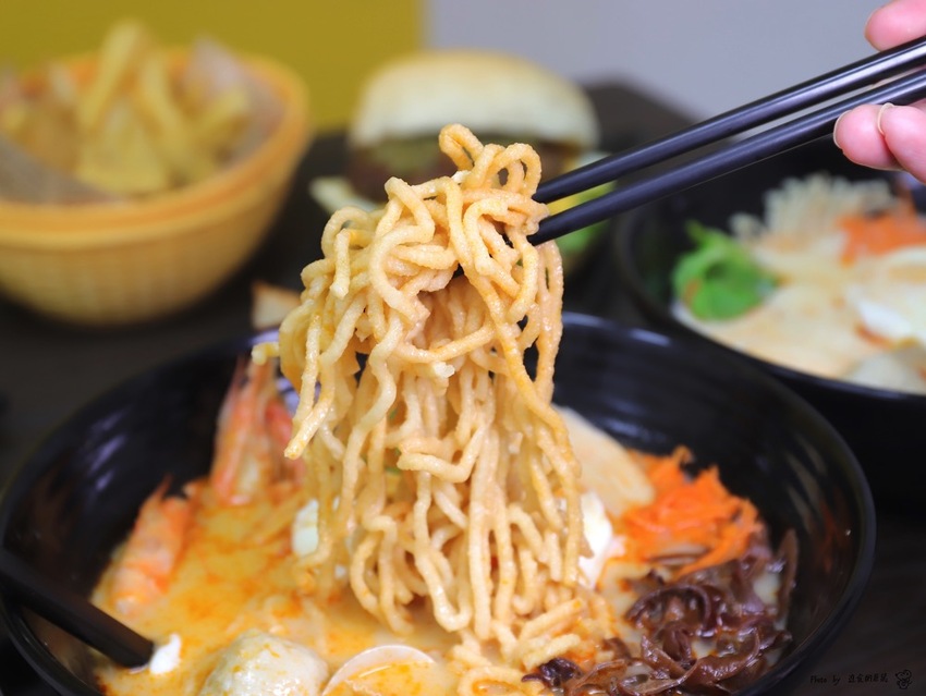 五分鐘找餐台南民生店：讓你從早吃到晚的經典早餐/包著整顆皮蛋的黑金飯糰.神奇滋味挖尬意/料多味美的澎湃鍋燒意麵.早餐晚餐都吃的到/台南必吃早餐推薦/uber eats.food panda外送合作店家