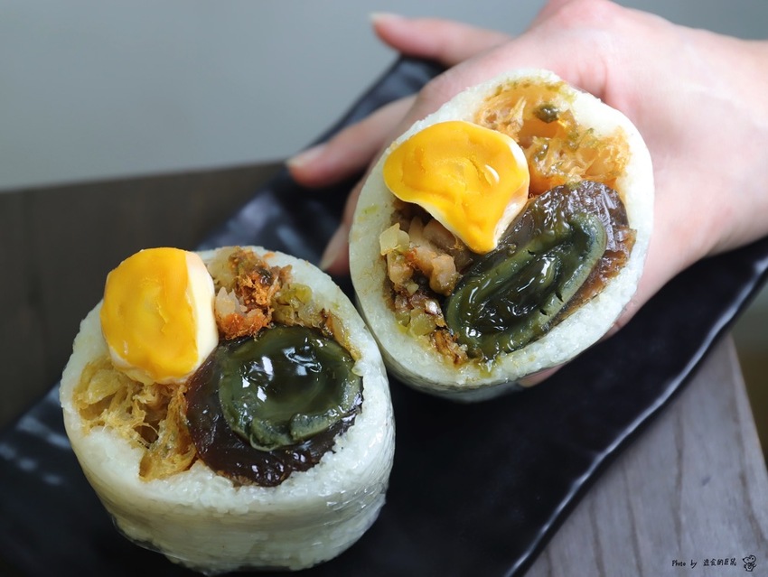 五分鐘找餐台南民生店：讓你從早吃到晚的經典早餐/包著整顆皮蛋的黑金飯糰.神奇滋味挖尬意/料多味美的澎湃鍋燒意麵.早餐晚餐都吃的到/台南必吃早餐推薦/uber eats.food panda外送合作店家