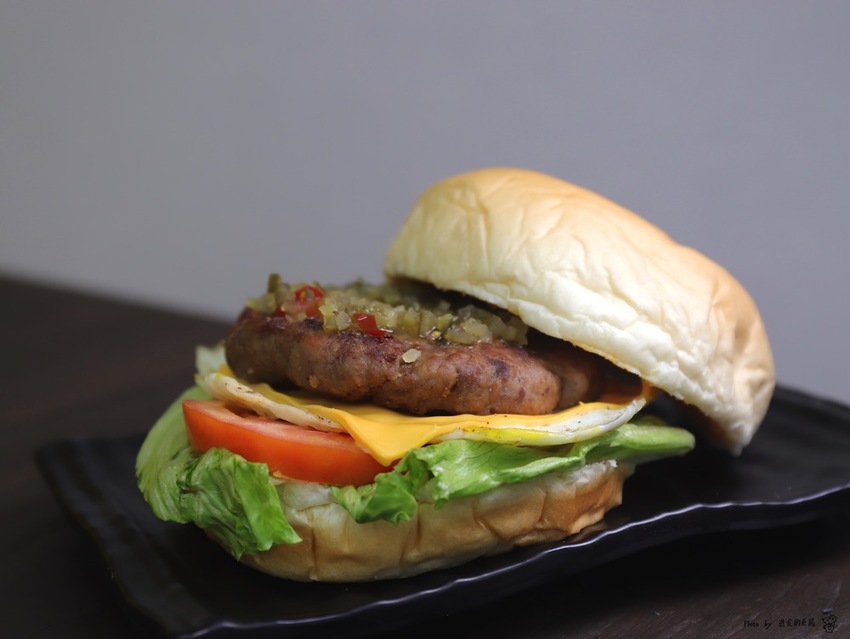 五分鐘找餐台南民生店：讓你從早吃到晚的經典早餐/包著整顆皮蛋的黑金飯糰.神奇滋味挖尬意/料多味美的澎湃鍋燒意麵.早餐晚餐都吃的到/台南必吃早餐推薦/uber eats.food panda外送合作店家