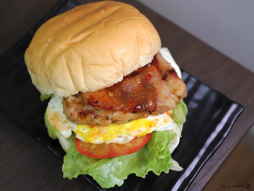 五分鐘找餐台南民生店：讓你從早吃到晚的經典早餐/包著整顆皮蛋的黑金飯糰.神奇滋味挖尬意/料多味美的澎湃鍋燒意麵.早餐晚餐都吃的到/台南必吃早餐推薦/uber eats.food panda外送合作店家