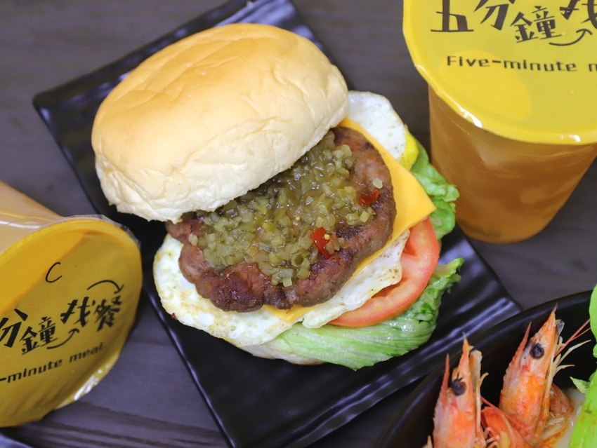 五分鐘找餐台南民生店：讓你從早吃到晚的經典早餐/包著整顆皮蛋的黑金飯糰.神奇滋味挖尬意/料多味美的澎湃鍋燒意麵.早餐晚餐都吃的到/台南必吃早餐推薦/uber eats.food panda外送合作店家