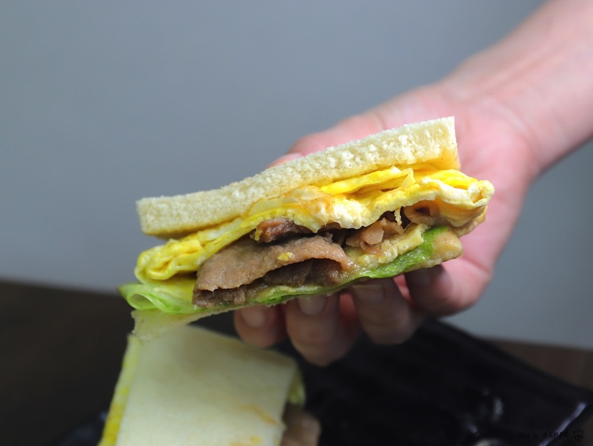 五分鐘找餐台南民生店：讓你從早吃到晚的經典早餐/包著整顆皮蛋的黑金飯糰.神奇滋味挖尬意/料多味美的澎湃鍋燒意麵.早餐晚餐都吃的到/台南必吃早餐推薦/uber eats.food panda外送合作店家