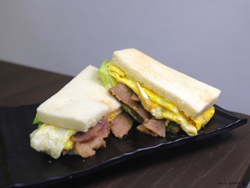 五分鐘找餐台南民生店：讓你從早吃到晚的經典早餐/包著整顆皮蛋的黑金飯糰.神奇滋味挖尬意/料多味美的澎湃鍋燒意麵.早餐晚餐都吃的到/台南必吃早餐推薦/uber eats.food panda外送合作店家