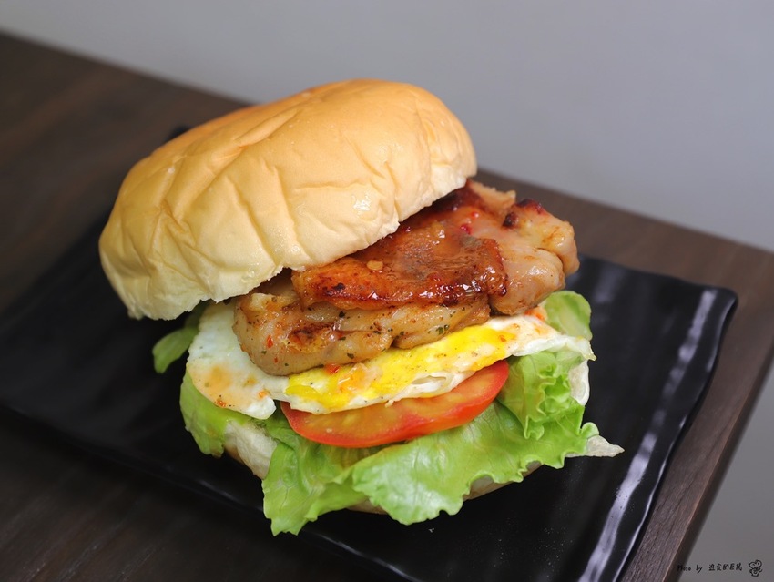 五分鐘找餐台南民生店：讓你從早吃到晚的經典早餐/包著整顆皮蛋的黑金飯糰.神奇滋味挖尬意/料多味美的澎湃鍋燒意麵.早餐晚餐都吃的到/台南必吃早餐推薦/uber eats.food panda外送合作店家