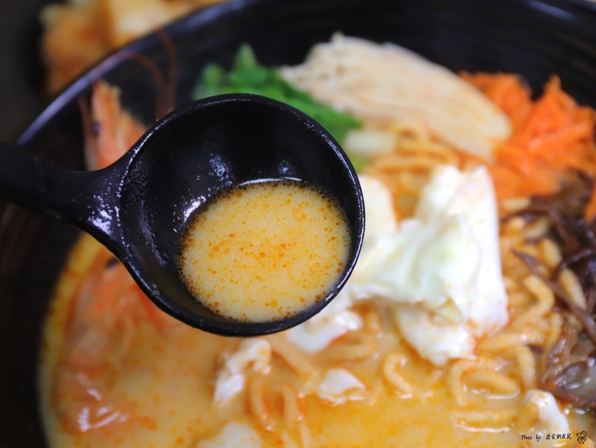 五分鐘找餐台南民生店：讓你從早吃到晚的經典早餐/包著整顆皮蛋的黑金飯糰.神奇滋味挖尬意/料多味美的澎湃鍋燒意麵.早餐晚餐都吃的到/台南必吃早餐推薦/uber eats.food panda外送合作店家