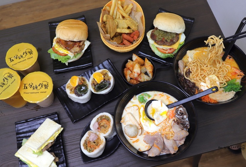 五分鐘找餐台南民生店：讓你從早吃到晚的經典早餐/包著整顆皮蛋的黑金飯糰.神奇滋味挖尬意/料多味美的澎湃鍋燒意麵.早餐晚餐都吃的到/台南必吃早餐推薦/uber eats.food panda外送合作店家