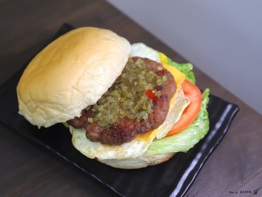 五分鐘找餐台南民生店：讓你從早吃到晚的經典早餐/包著整顆皮蛋的黑金飯糰.神奇滋味挖尬意/料多味美的澎湃鍋燒意麵.早餐晚餐都吃的到/台南必吃早餐推薦/uber eats.food panda外送合作店家